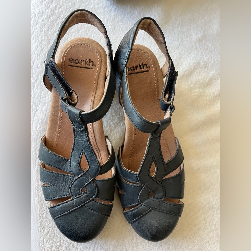 Earth Origins Marietta Capella Leather Sandals Admiral Blue 2” Heel Size 7.5